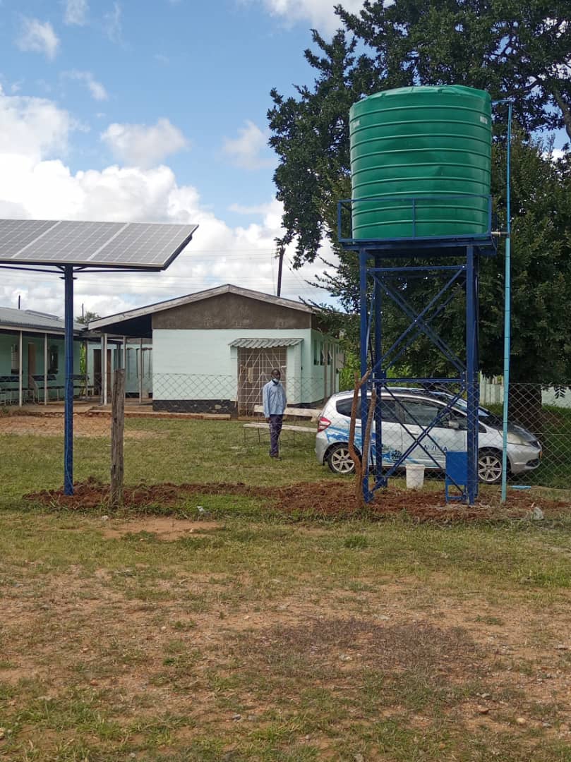 Solar powered water tank installation